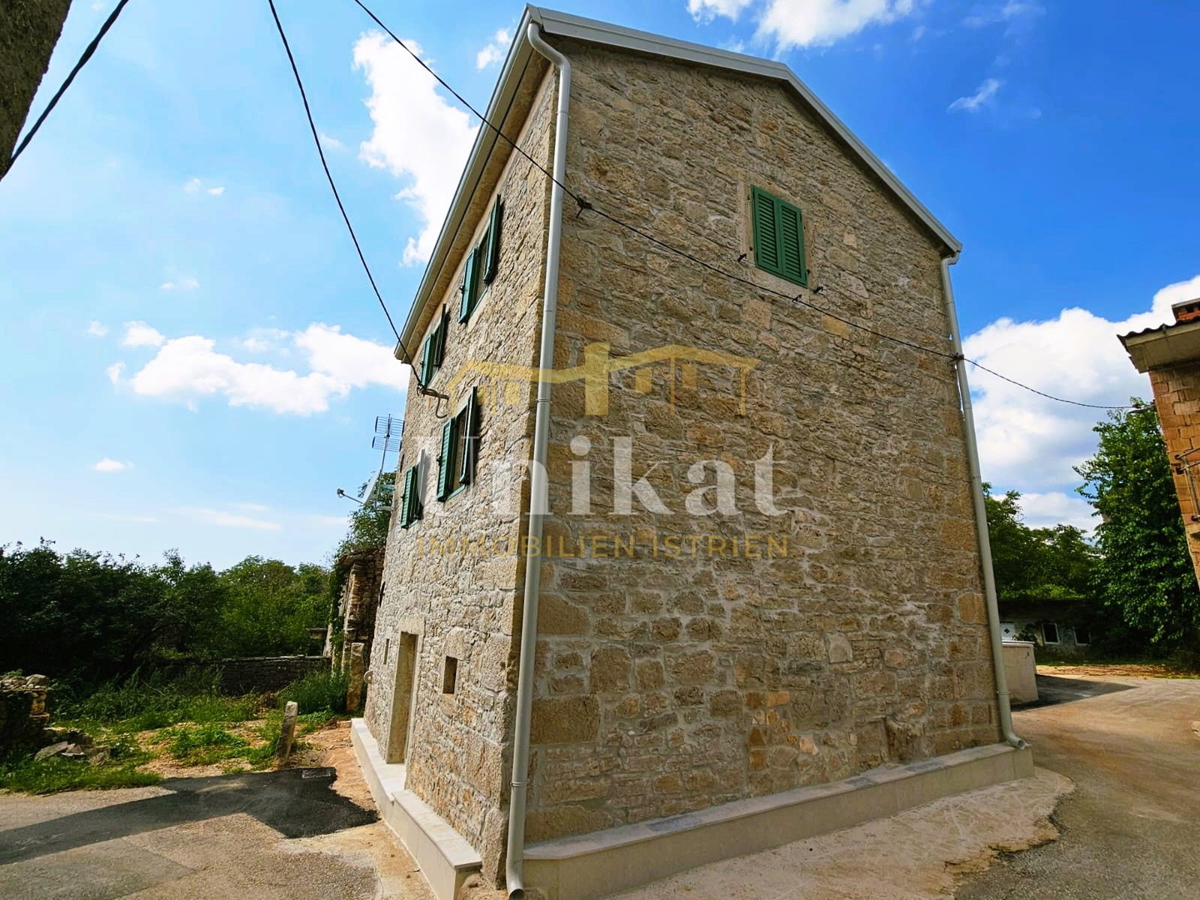 Casa in pietra ristrutturata con piscina e casetta benessere